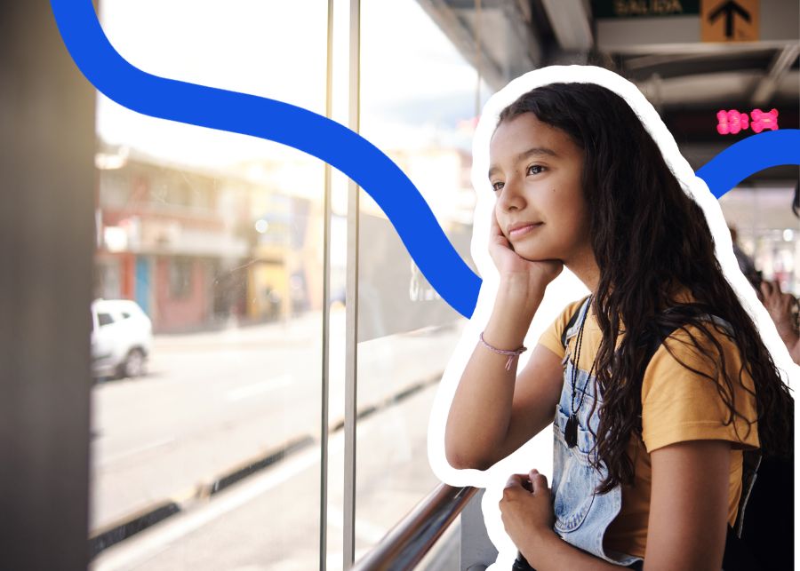jeune fille l'air pensive à une station de bus